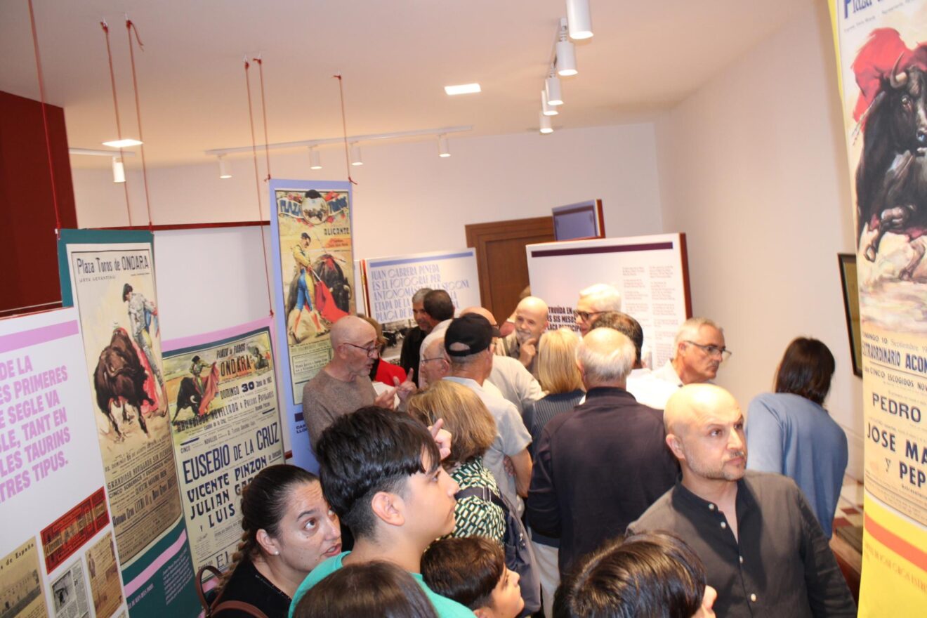 Público en la inauguración del Museo de la Plaza de Toros de Ondara