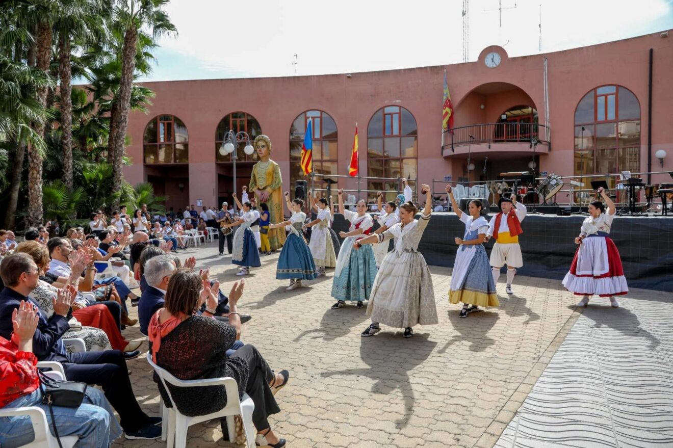 Celebración con danzas tradicionales del 9 d'Octubre en Teulada Moraira