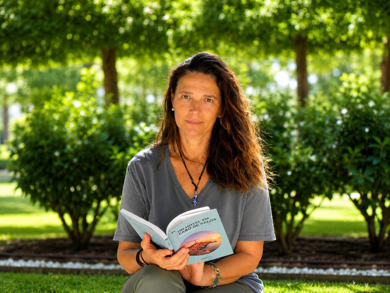 Ana Alemany con su novela "Un hotel en Cabo de Palos"