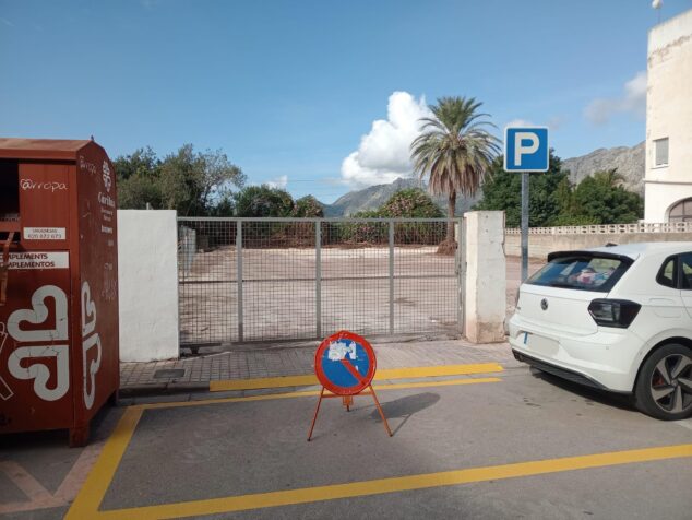 Ondara abre un nuevo aparcamiento con capacidad de 35 plazas 1 Imagen: Entrada al nuevo aparcamiento vallado Blasco Ibáñez en Ondara con señal de parking.
