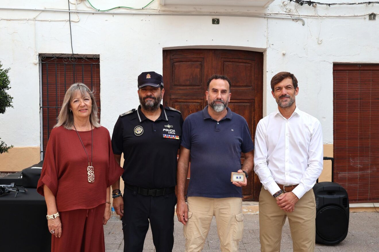 Autoridades y agentes en la festividad de la Policía Local de Benitatxell