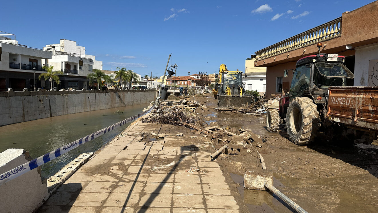 Els Poblets intenta levantarse tras la riada: «Los vecinos están desesperados, con angustia y con la sensación de que esto volverá a repetirse» 2 avinguda jaume i de els poblets este 20 octubre 2026