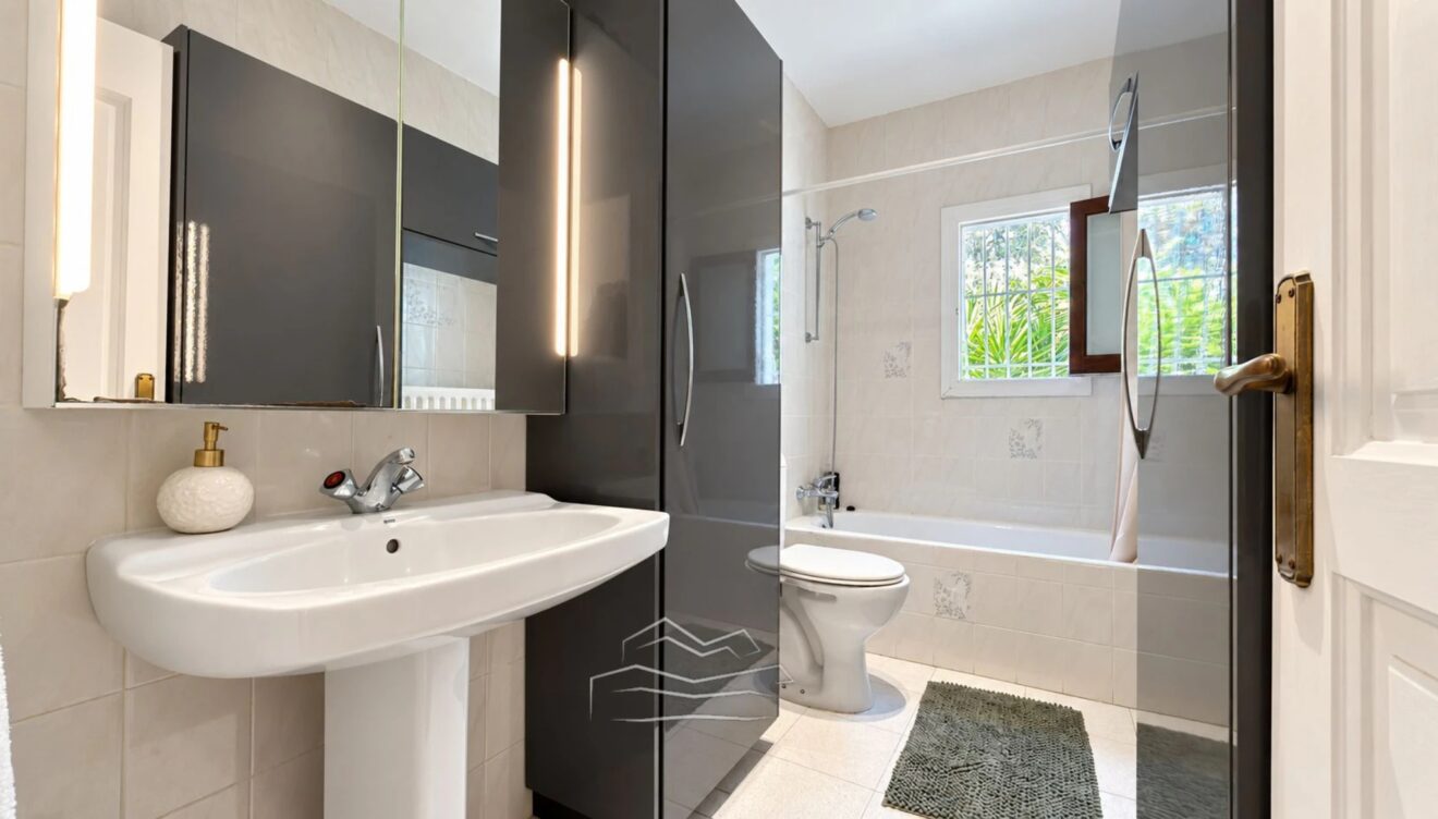Baño moderno y equipado