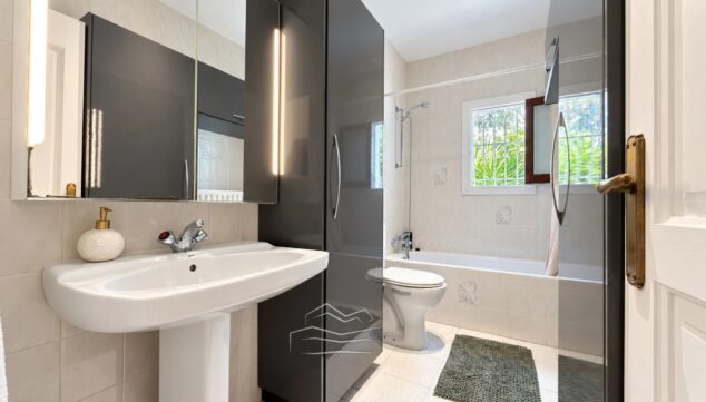 Una villa en Xàbia con piscina y 1.140 m² de parcela por 598.000 € 10 bano moderno y equipado