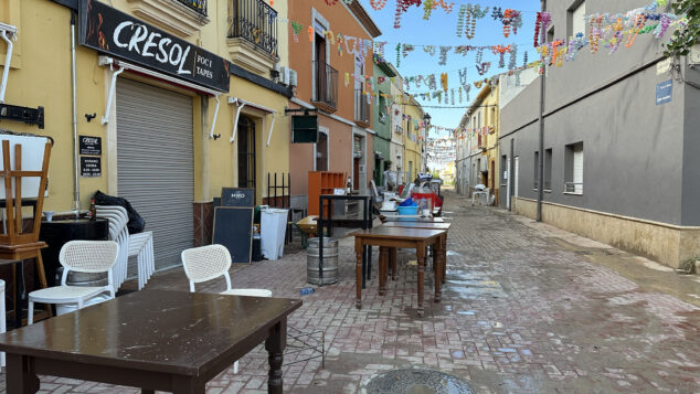Els Poblets intenta levantarse tras la riada: «Los vecinos están desesperados, con angustia y con la sensación de que esto volverá a repetirse» 6 Imagen: Bar en la Plaça del Castell de Els Poblets