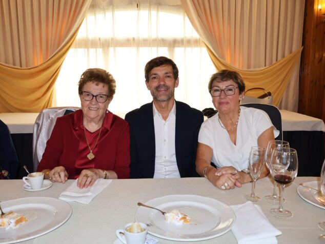 La junta directiva de jubilados de Benitatxell anuncia su despedida tras siete años 4 Imagen: El alcalde de Benitatxell sentado a la mesa junto a Marian Barr y Mónica García durante una comida.