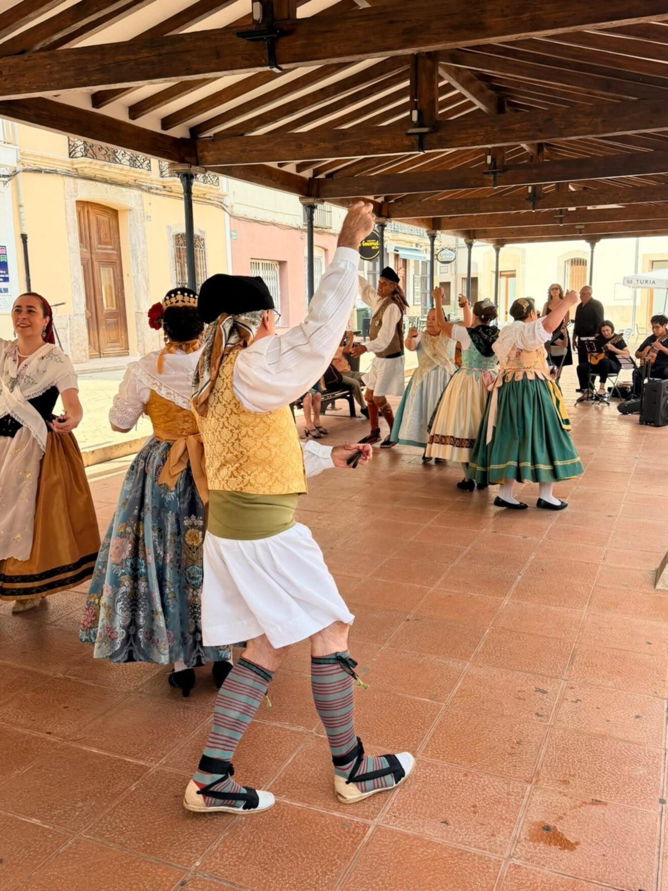 Bienvenida con danza tradicional en Pedreguer