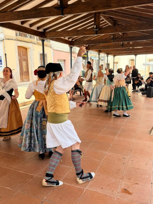Pedreguer y la ciudad italiana de Orte sellan el inicio de su hermanamiento 5 Imagen: Bailarines con trajes tradicionales actúan bajo los Pòrxens de Pedreguer durante la visita de la delegación de Orte.