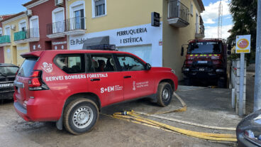 Bomberos en las labores de la riada en un garaje de Els Poblets