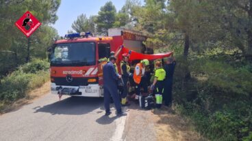 bomberos interviene en un accidente rural foto de archivo