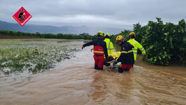 Imagen: Bomberos rescata a personas residentes en casas aisladas de Pego