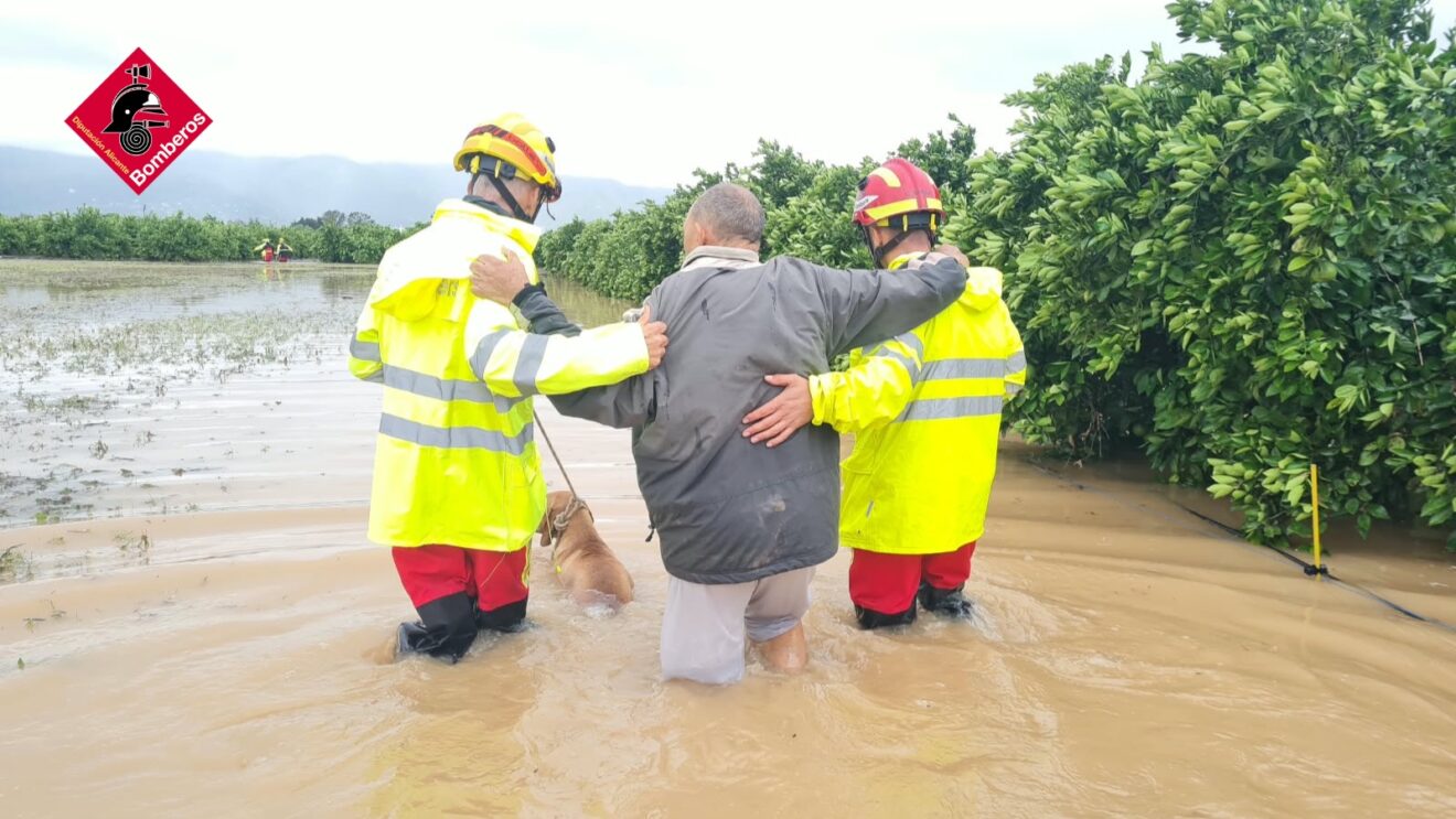 Bomberos rescata a personas residentes en casas aisladas de Pego
