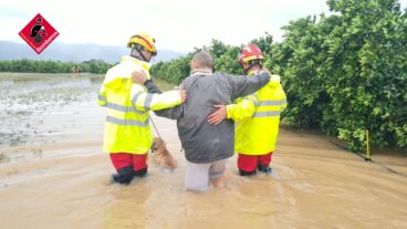 Bomberos rescata a personas residentes en casas aisladas de Pego