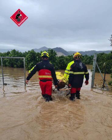 Bomberos rescata a personas residentes en casas aisladas de Pego
