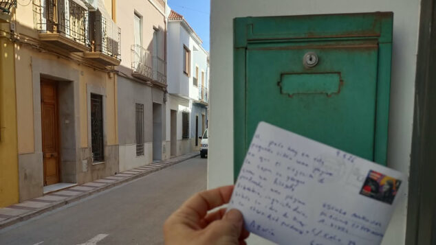 El «arte» de enviar postales: el buzón de Gata que espera recibir pequeños cuadros de todo el mundo 6 buzon y postal en la escola municipal de plastica experimental a vives de gata de gorgos 1