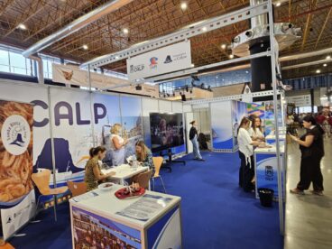 Calp despliega su oferta gastronómica y producto local en Alicante Gastronómica 2026 con un stand ampliado 4 Stand de Calp en la feria Alicante Gastronómica 2026 con mostradores y asistentes.