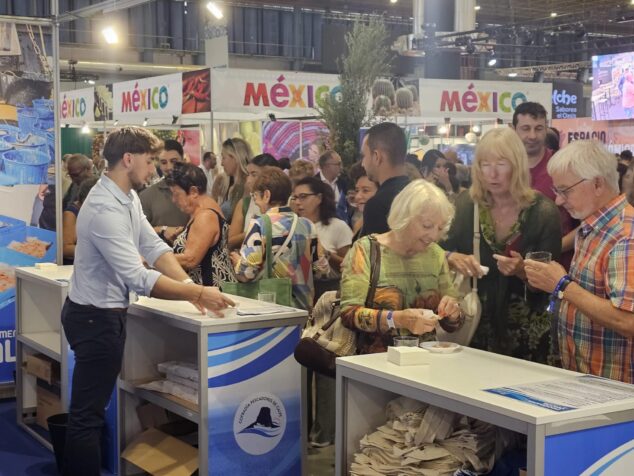 Imagen: Visitantes degustando comida en el stand de Calp durante una feria gastronómica.