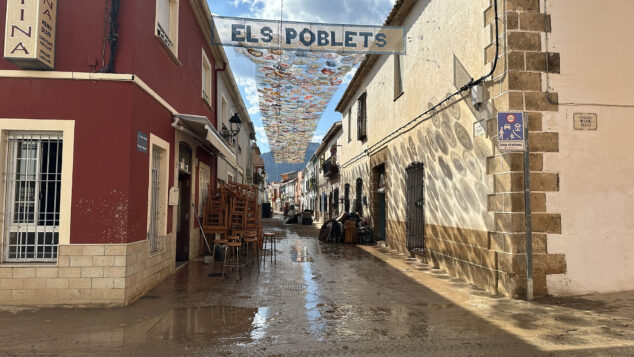 Els Poblets intenta levantarse tras la riada: «Los vecinos están desesperados, con angustia y con la sensación de que esto volverá a repetirse» 3 Imagen: Carrer Major de Els Poblets tras la DANA