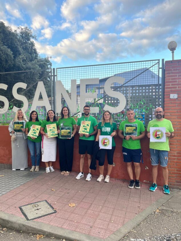 Imagen: Docentes protestando con carteles a la entrada del CEIP Les Vessanes en Dénia.