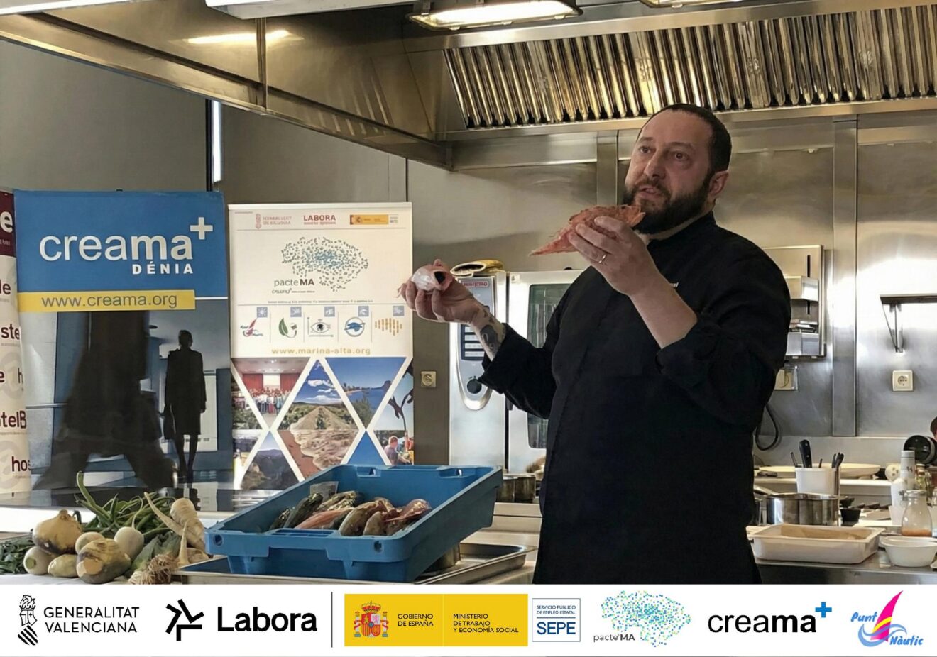 Un chef muestra pescado fresco en un taller gastronómico del Punt Nàutic en Dénia.