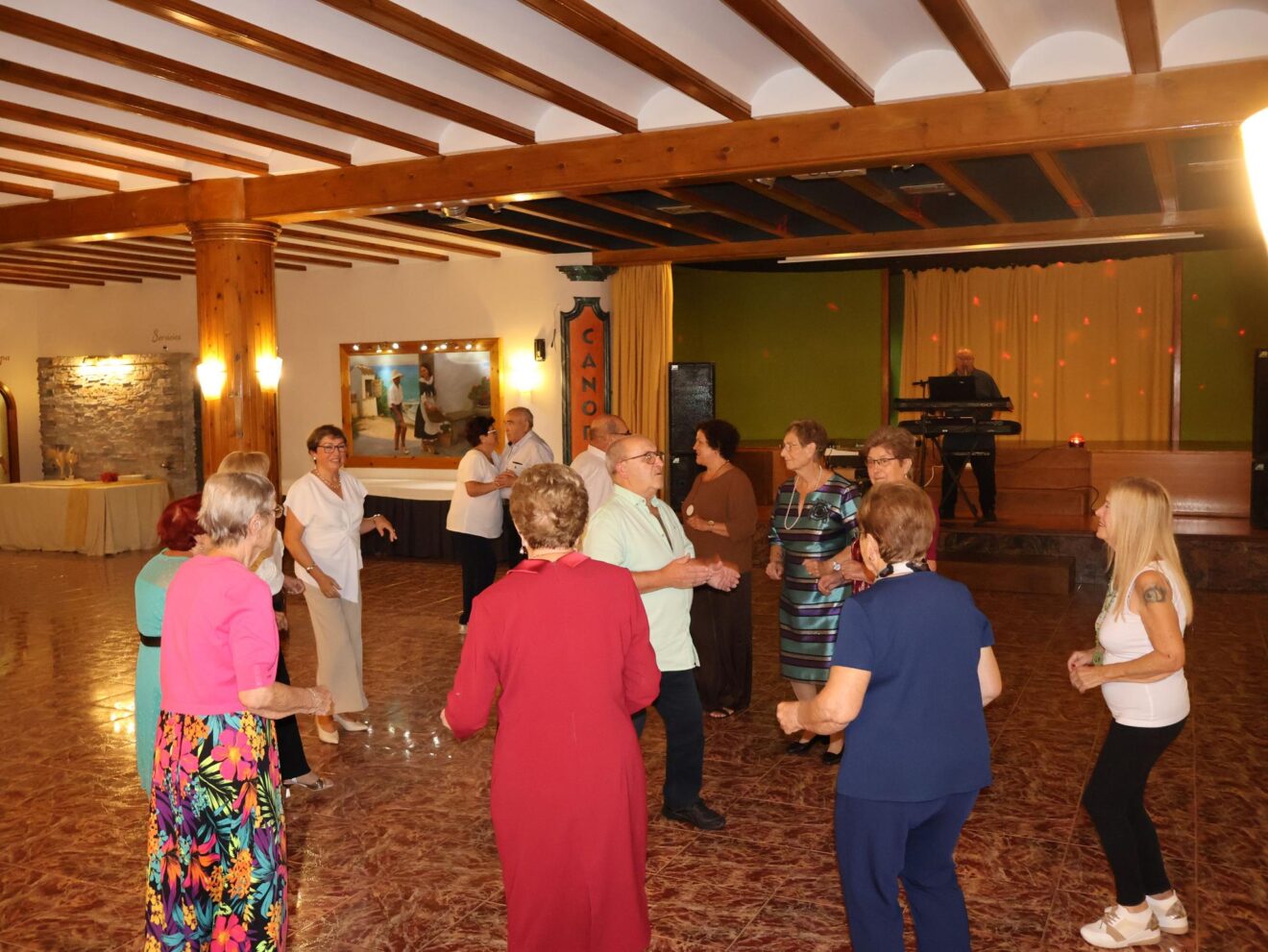 Mayores de Benitatxell disfrutando del baile de fin de fiesta en el restaurante Canor