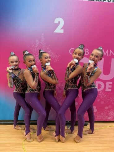 Conjunto de gimnasia rítmica del Club Les Marines con medallas de plata