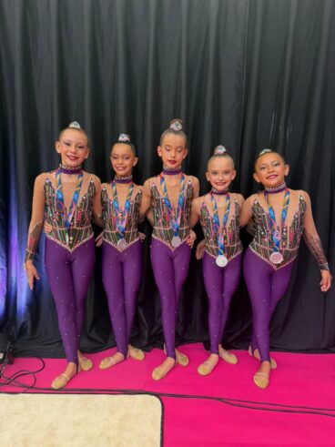 Gimnastas del Club Les Marines con sus medallas