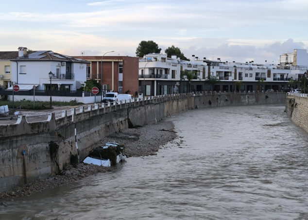 Primeras medidas tras la DANA: la Generalitat anuncia ayudas y pedirá la zona catastrófica 1 Imagen: Coche en el río Girona a su paso por Els Poblets la tarde del 19 de octubre