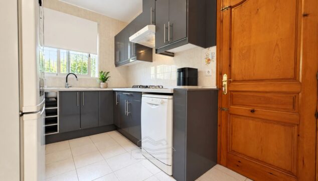 Una villa en Xàbia con piscina y 1.140 m² de parcela por 598.000 € 7 cocina moderna y equipada