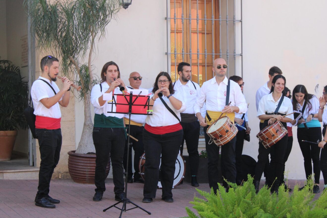 Actuación de la Colla de Dolçaines i Tabals d'Ondara por el 9 d'Octubre