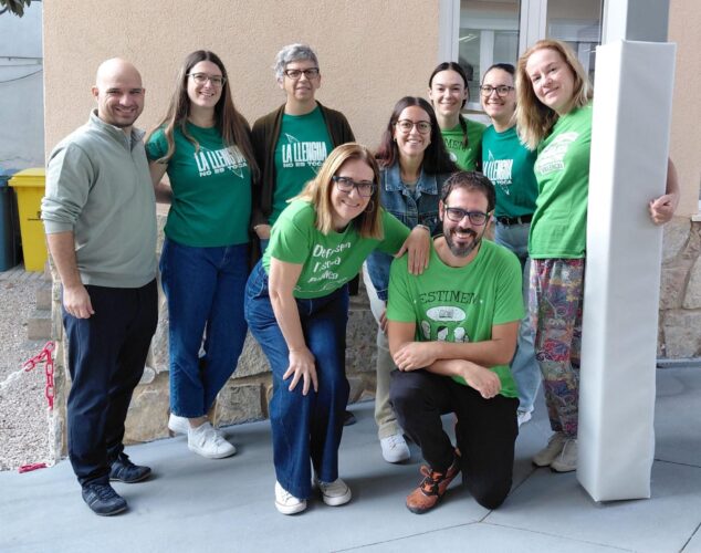 Imagen: Grupo de docentes del CEIP Pare Pere de Jesús Pobre posando con camisetas verdes reivindicativas.
