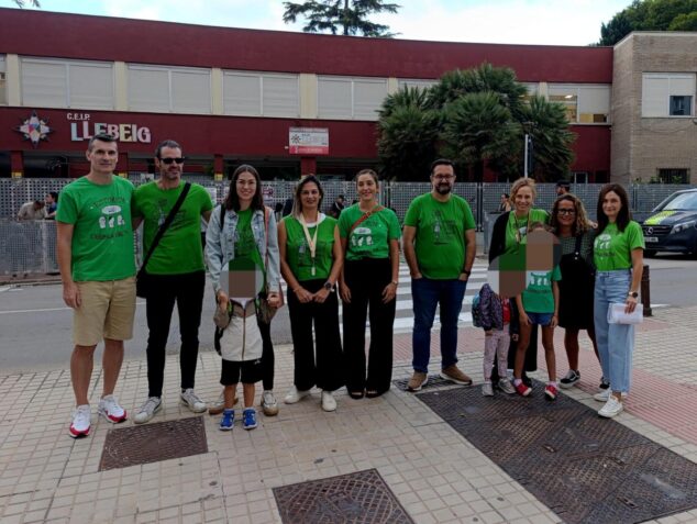 Imagen: Concentración de docentes y comunidad educativa frente al colegio CEIP Llebeig en Dénia.