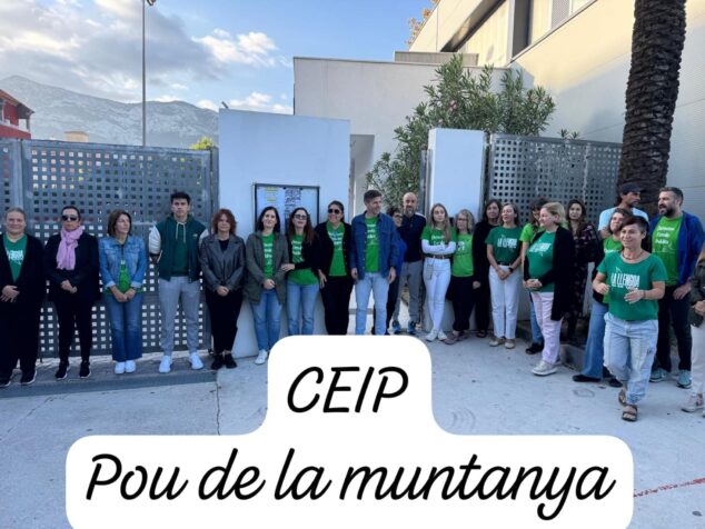 Imagen: Grupo de docentes con camisetas verdes concentrados frente a la entrada del colegio CEIP Pou de la Muntanya en Dénia.