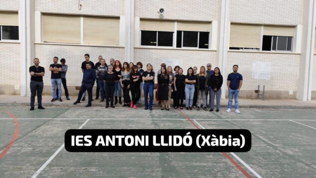 Imagen: Grupo de profesores y personal del IES Antoni Llidó de Xàbia concentrados en el patio del instituto.