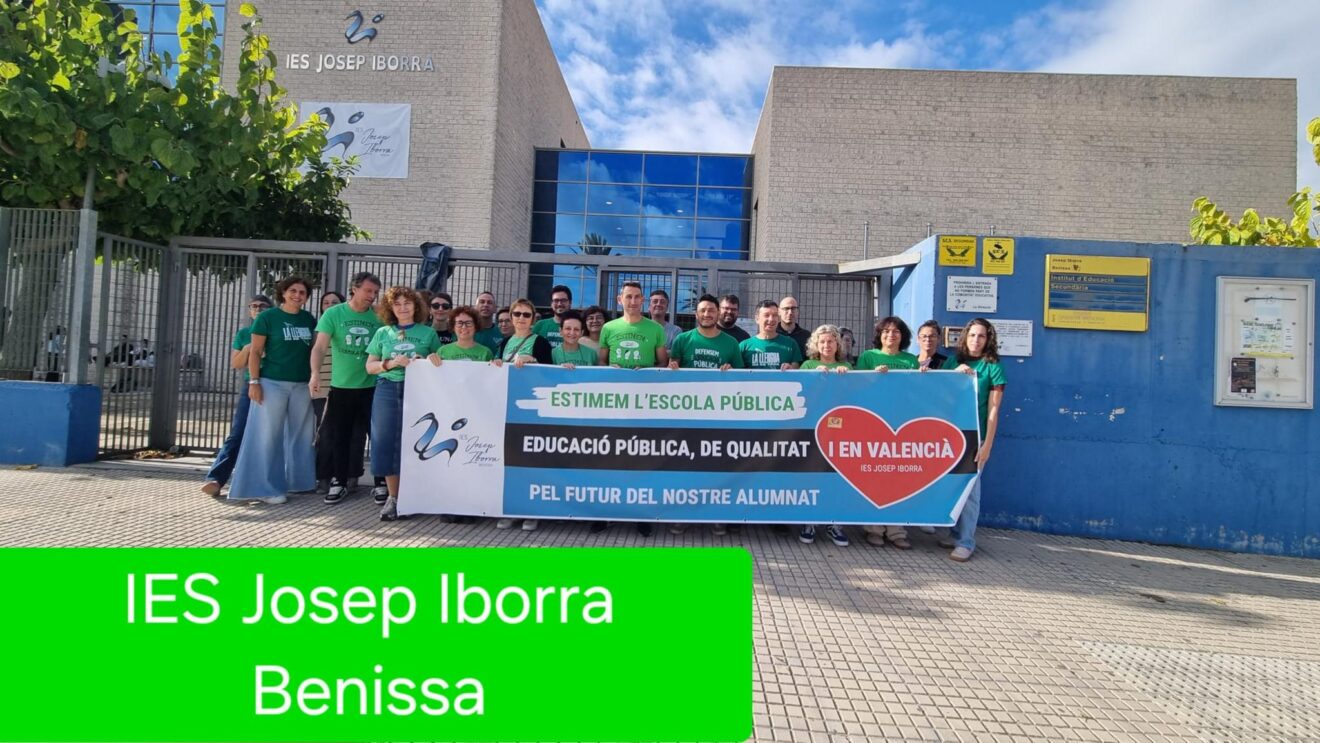 Concentración en el IES Josep Iborra por la escuela pública