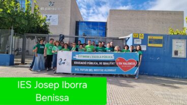 Concentración en el IES Josep Iborra por la escuela pública