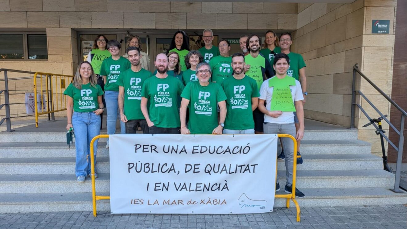 Profesorado del IES La Mar de Xàbia concentrado por la educación pública