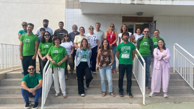 Imagen: Profesorado del IES de Orba posa en las escaleras del centro durante una concentración.