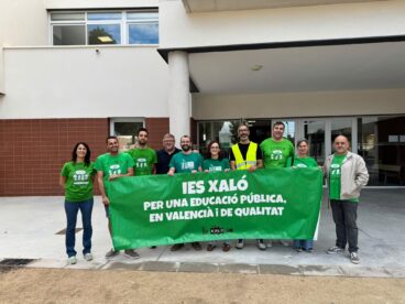 Grupo de docentes del IES Xaló sosteniendo una pancarta verde por la educación pública.