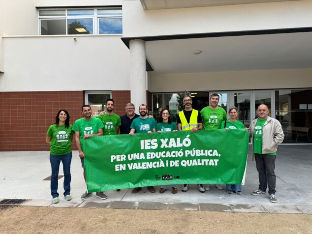 Imagen: Grupo de docentes del IES Xaló sosteniendo una pancarta verde por la educación pública.