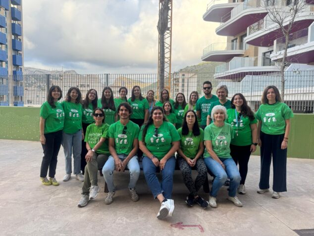 Docentes de la Marina Alta concentrados con camisetas verdes por la escuela pública.