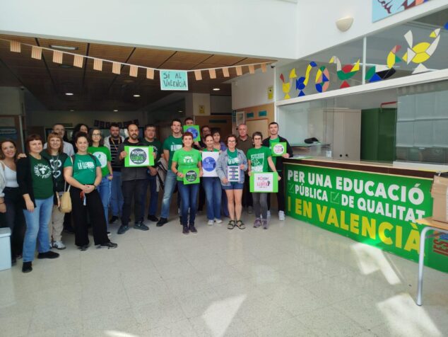 Imagen: Profesorado concentrado con pancartas por la educación pública en valenciano en el interior del IES de Gata.