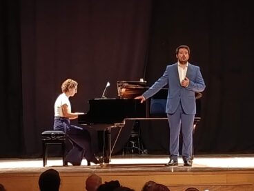 El tenor José Monfort y la pianista Sònia Vallés en el concierto homenaje a Valerià Gil
