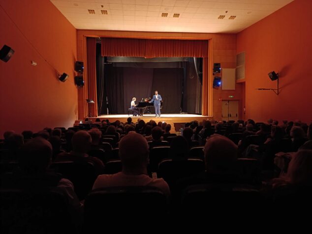 Imagen: Tenor y pianista en el escenario del Auditorio de Ondara durante el concierto homenaje a Valerià Gil.