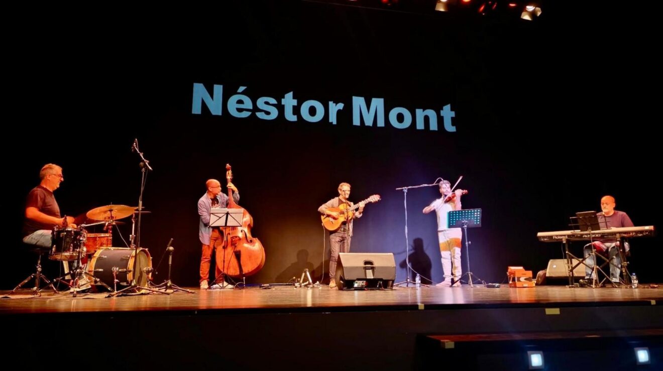 Concierto de Néstor Mont durante los actos del 9 d'Octubre en Pedreguer