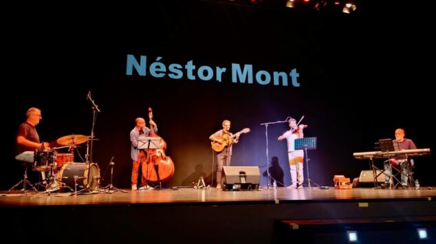 Carles Mulet, Luis Cortés, Cine Jayan y Consuelo García recibirán los Premios de Honor Vila de Pedreguer 2026 1 Imagen: Néstor Mont y su banda actuando en un escenario con su nombre proyectado al fondo.