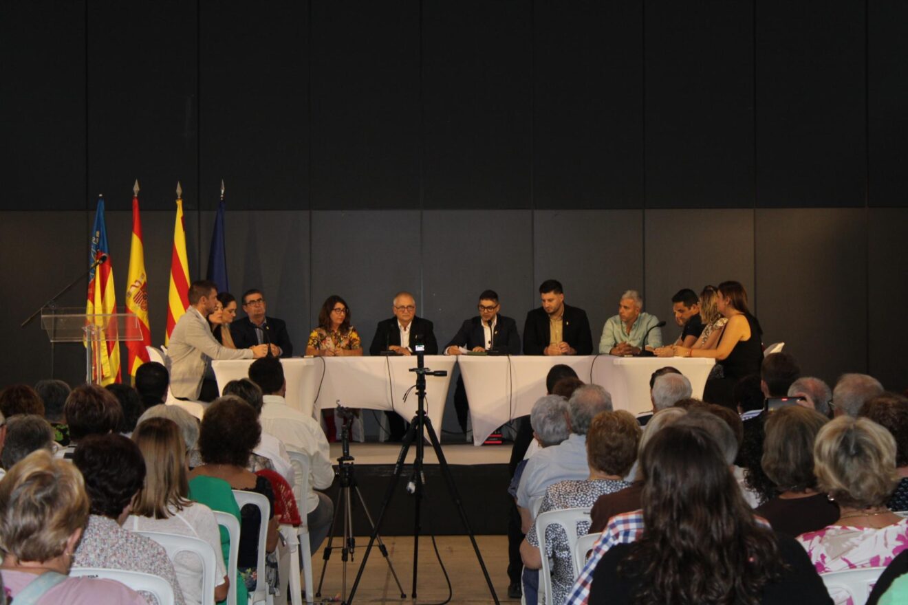La corporación municipal de Ondara durante el acto de nombramiento de Ximo Silvestre como Hijo Adoptivo