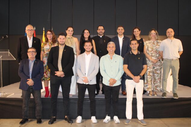 Imagen: Foto de grupo de la corporación municipal de Ondara con el sacerdote Ximo Silvestre.