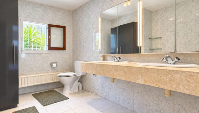 Una villa en Xàbia con piscina y 1.140 m² de parcela por 598.000 € 11 cuarto de bano moderno y espacioso
