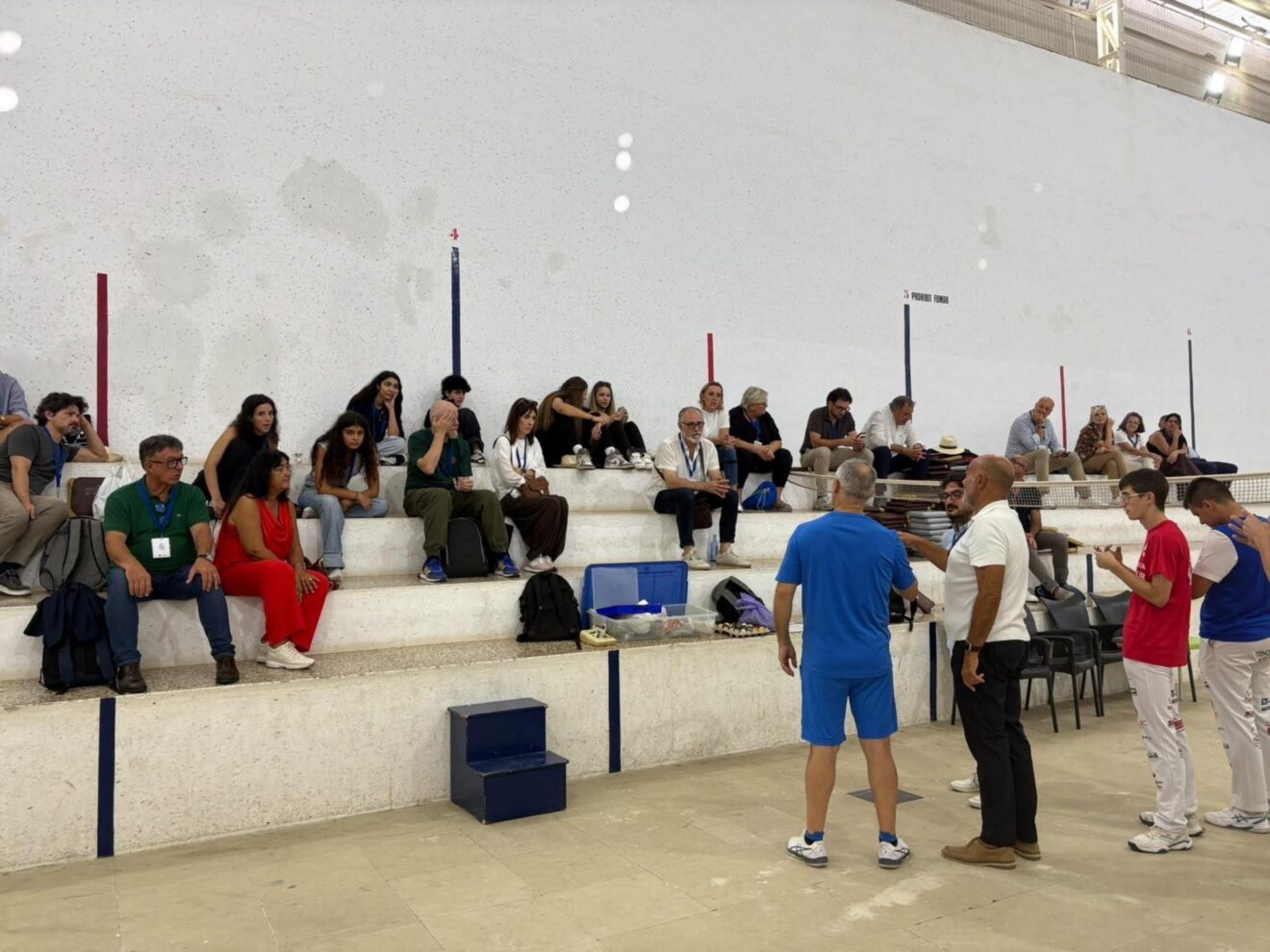 Delegación de Orte presenciando una partida de pilota valenciana